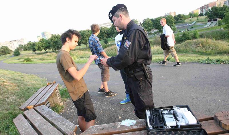 Policisté vyrazili na Šibeník kontrolovat mládež