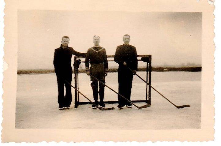 Trojice neznámých soušských hokejistů. Foto je bez datace.