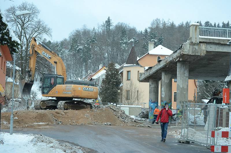 Demolice mostu nad ulicí Mezibořská v Litvínově v sobotu 13. února 2021.