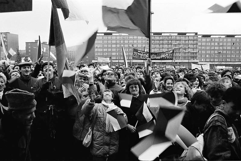 27. listopad 1989, generální stávka v centru Mostu.