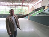 Miroslav Otcovský, jednatel společnosti SPORTaS, stojí v srdci rekonstruované sportovní haly.