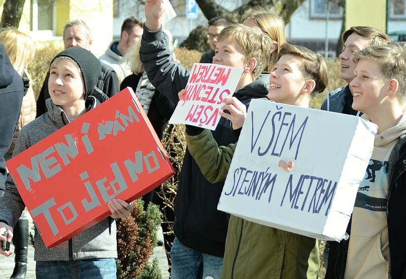 Výstražná stávka studentstva na mosteckém gymnáziu. Podporuje iniciativu #VyjdiVen