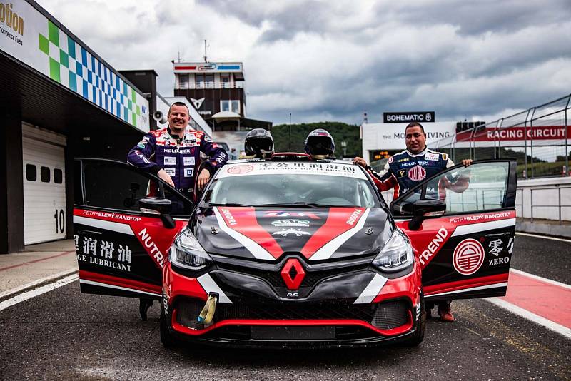 Na mosteckém autodromu padl nový rekord trati!Ten zajel nový člen Buggyry, třicetiletý masér Petr Haluška alias „Slepý Bandita“, s Renaultem Clio IV Cup.