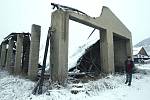 Pod tíhou sněhu se zřítila střecha nevyužívané haly v Rudolicích.