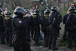 Policejní zásah proti demonstrujícím radikálům v Janově.