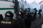 Policejní zásah proti demonstrujícím radikálům v Janově.