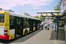 Cestující jdou na autobus u Kahanu. Most opraví nevyhovující zastávky na obou stranách silnice.