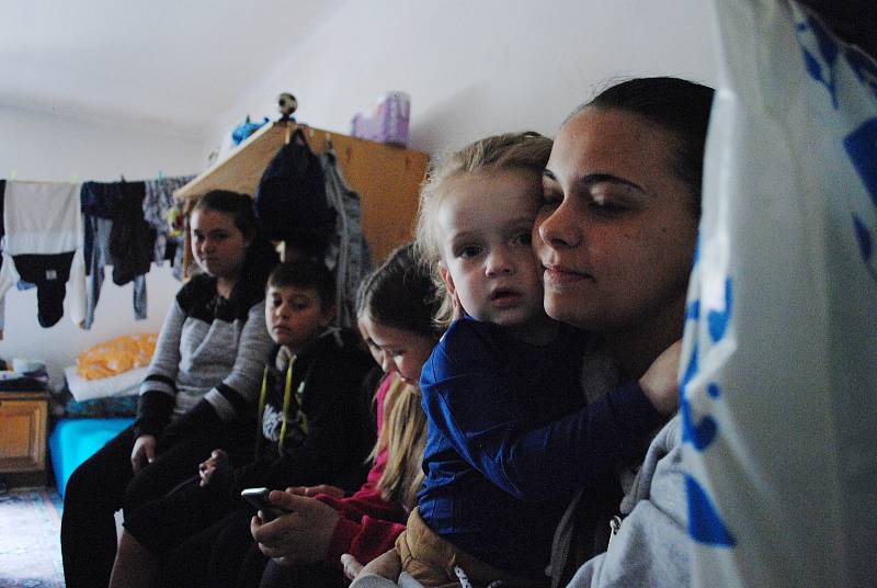 Rodina s dětmi se z vyhořelého bytu přemístila do chánovské ubytovny UNO.