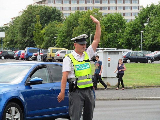 Dopravu po nehodě řídili policisté.