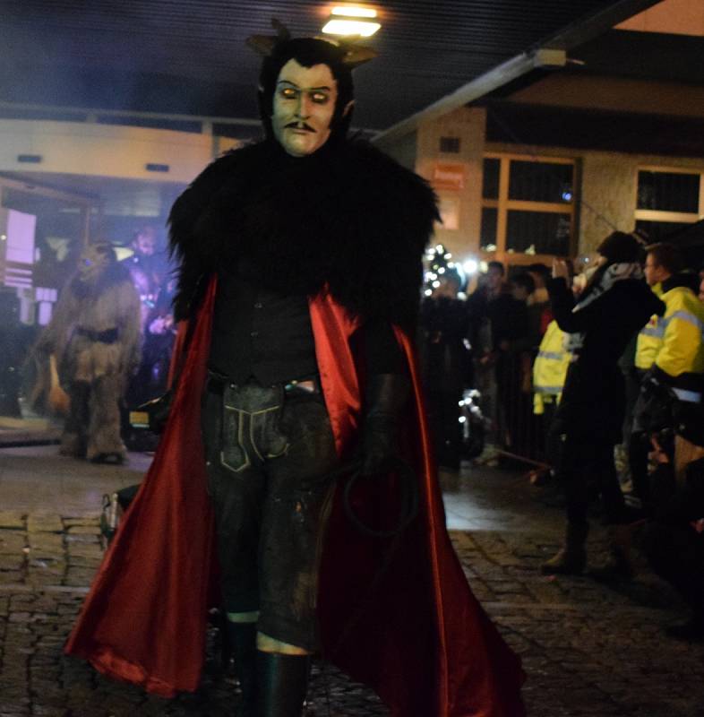 Krampus show na 1. náměstí v Mostě