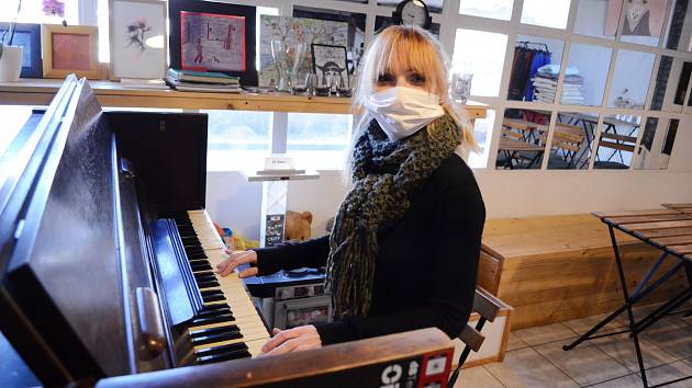 Klára Smrčková hraje na piano v opuštěné kulturní kavárně The Most café v centru Mostu.