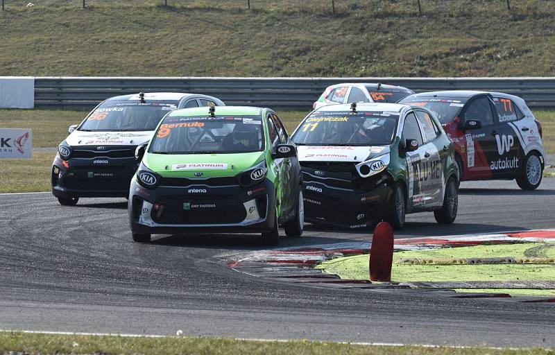 Nedělní deštivé závody na mosteckém autodromu.