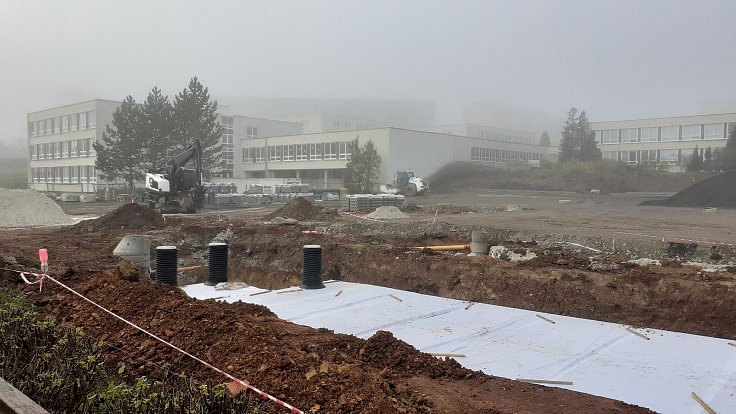 Výstavba parkoviště pro víc než 200 aut na sídlišti Liščí Vrch v Mostě ve středu 26. října dopoledne.