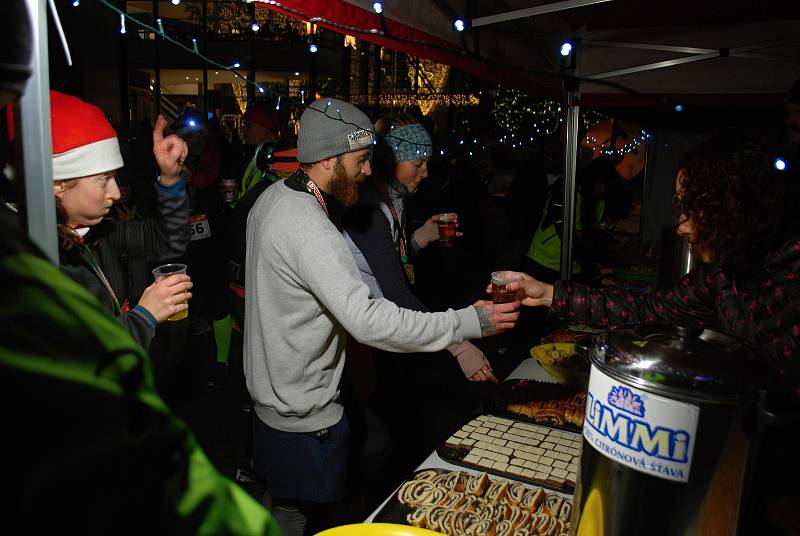 Několik set běžců v čelovkách a vánočních čepicích se na mosteckém 1. náměstí postavilo v neděli 5. prosince na start závodu Christmas Night Run.