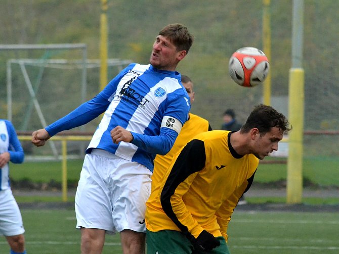 Jiřetín/Litvínov (ve žlutém) proti Mosteckému fotbalovému klubu.