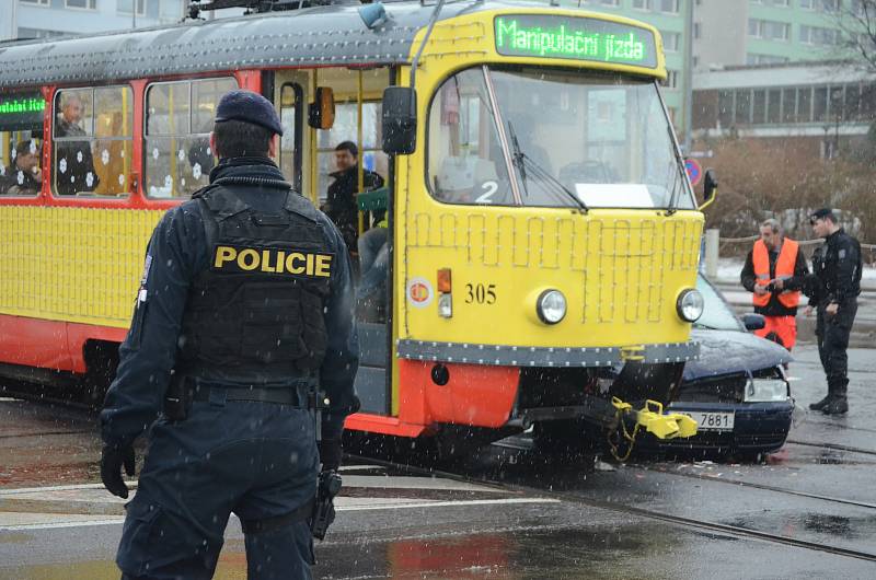Kolem půl osmé do sebe u nádraží v Mostě nabouraly osvětlená Vánoční tramvaj a osobní auto.