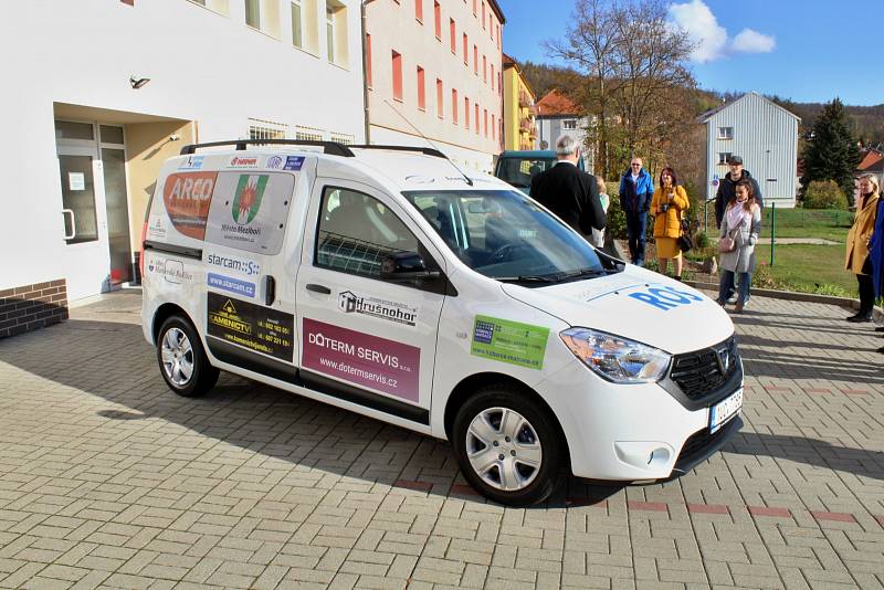 Slavnostní předání nového automobilu sociální organizaci Energie Meziboří