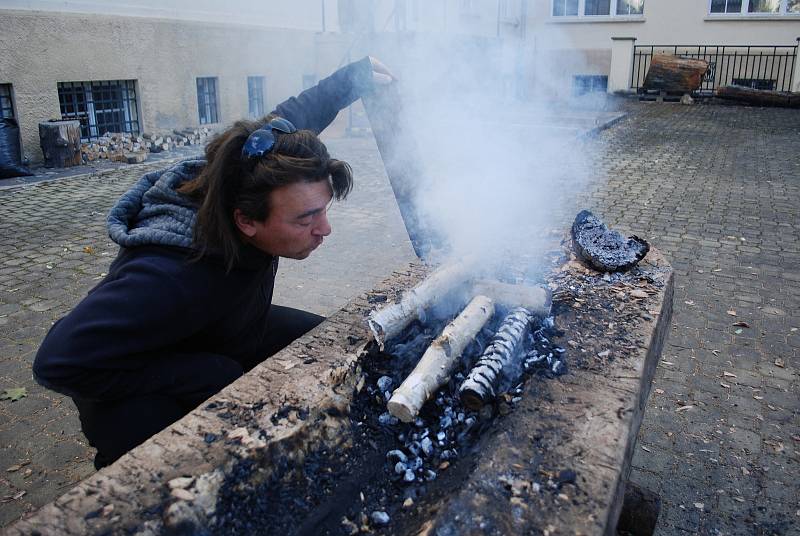 Výroba repliky pravěkého člunu, takzvaného monoxylu, v mosteckém muzeu