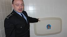 Vedoucí mostecké policie Jiří Volprecht. V pozadí přebalovací pultík na nových toaletách.