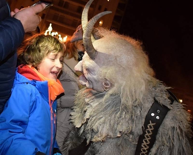 Krampus show na 1. náměstí v Mostě