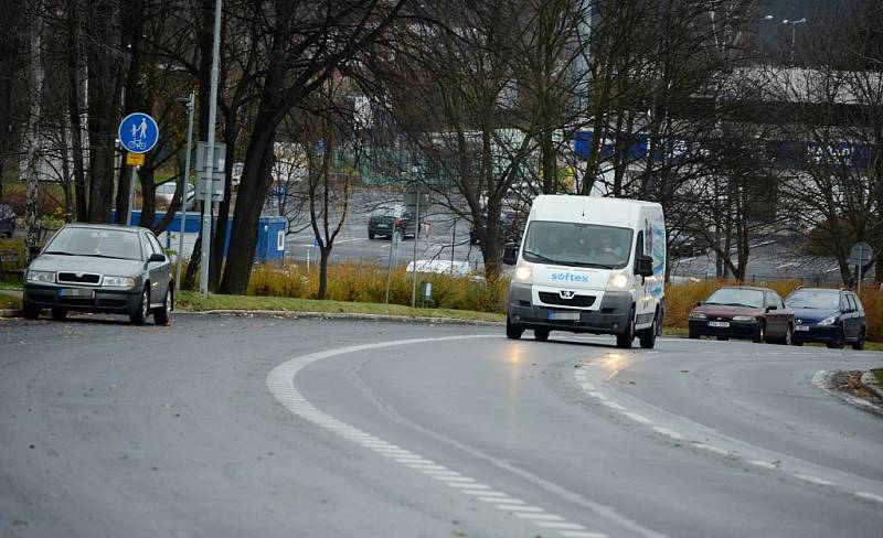 Nový dopravní režim v ulici Bělehradská v Mostě, kde z části silnice vzniklo parkoviště.