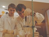 Studenti aplikované chemie Jan Ondřej a Lukáš Bourek ukazují návštěvníkům veletrhu, jak lze ve zkumavce vyrobit malé "blesky" s pomocí kyseliny sírové. 
