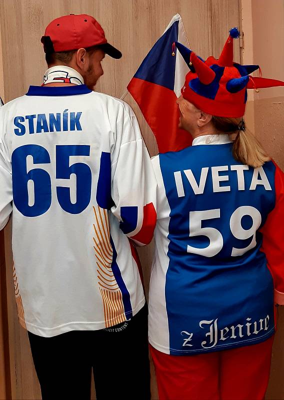 Tak se fandí v Energii Meziboří - aktivizační dílně. Dnes jsme se všichni oblékli do národních barev, fotil se, zahájili jsme sázky na Česko, odstartovali Turnaj v hokeji na pc.