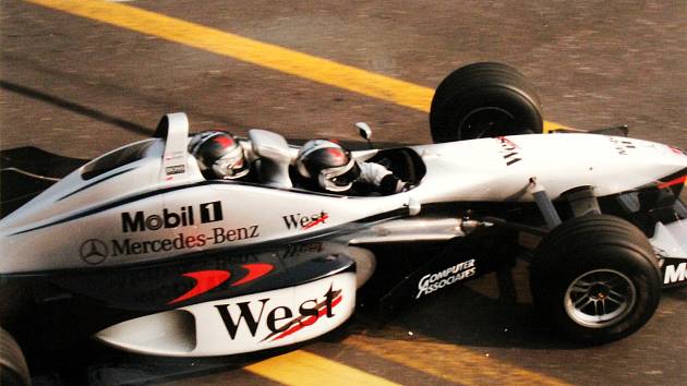 Před 24 lety, 20. srpna 1998, měla v Mostě světovou premiéru dvousedadlová F1.