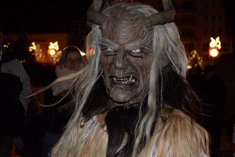 Krampus show na 1. náměstí v Mostě