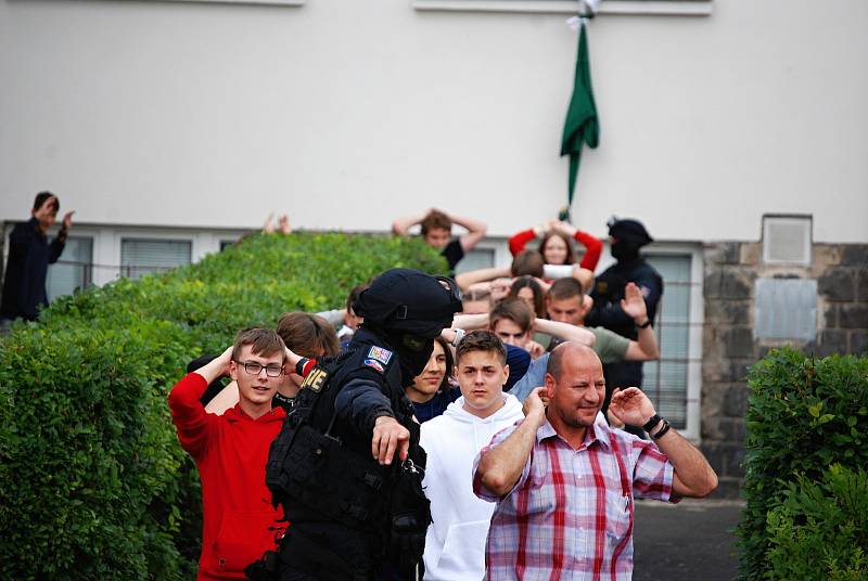 Cvičení policejního zásahu proti ozbrojencům ve Střední škole diplomacie a veřejné správy v Mostě ve středu 8. června.