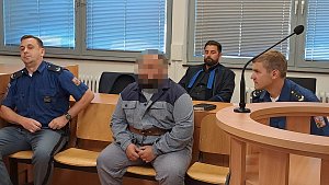 Muže, kterého v Ústí soudí kvůli násilí na družce, přivezla eskorta z bělušického vězení.