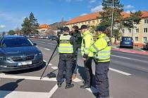 Strážníci v Mostě, rychlost aut projíždějících u mosteckých škol a školek hlídají s novým radarem.