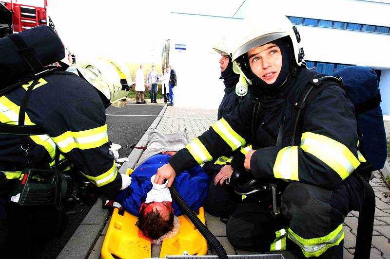 Tři hasičské jednotky zasahovaly u požáru skladu barev