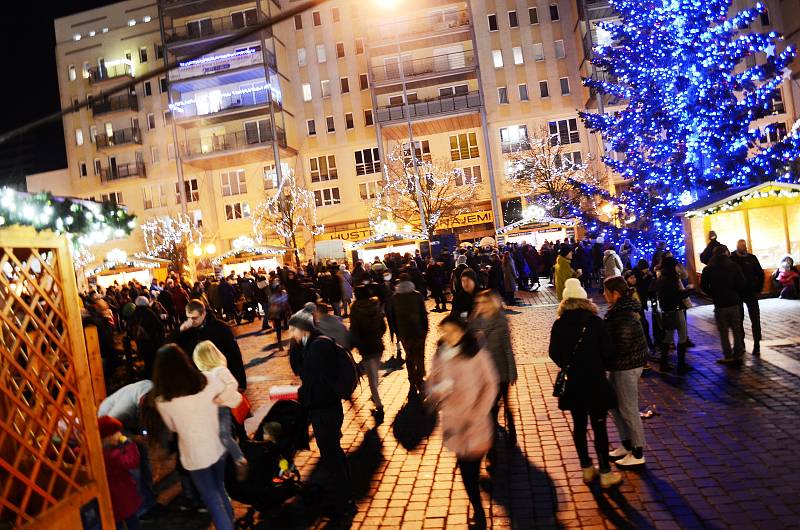 Nával v centru Mostu. Rozšířený vánoční trh přilákal stovky lidí.