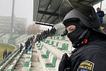 Derby v ČFL Mostu s Teplicemi hlídali policejní těžkooděnci.