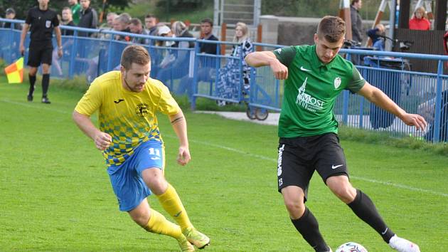 Mostecké béčko (v zeleném) v zápase s Dobroměřicemi.