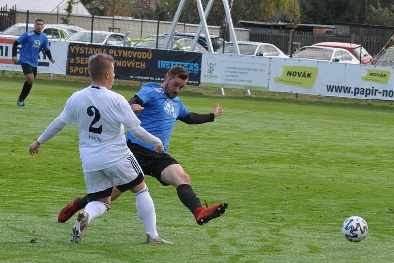 Dobroměřický Ondrej Matyáš se snaží překonat brankáře Ervěnic Petra Červenku. Dobroměřice vyhrály 4:1.