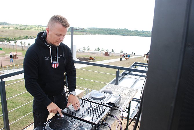 Dýdžej Radim Ševčík pouští taneční hudbu u jezera Most.