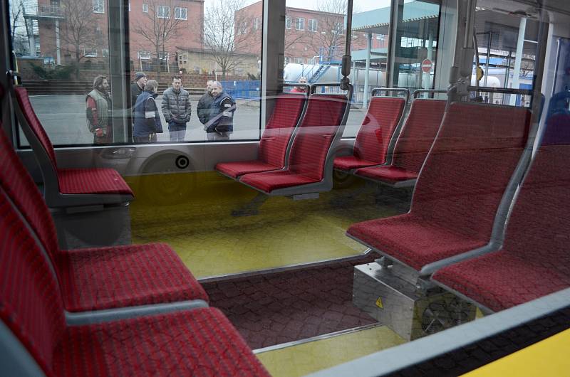 Do dopravního podniku v Mostě přivezli novou tramvaj. Odstartovala tak velká modernizace MHD, která zahrne řadu inovací a hodnotou se možná přiblíží k miliardě korun.