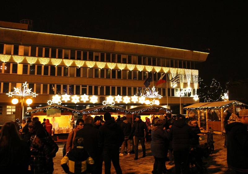 Vánočně vyzdobené 1. náměstí v Mostě o druhém adventu.