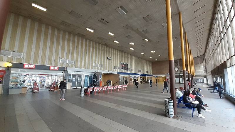 Vlakové  nádraží v Mostě v úterý 11. ledna 2022.