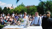 V areálu Jezdeckého klubu Splněný sen v mosteckém Vtelně se v sobotu 31. července konala neobvyklá svatba.