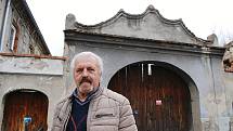 František Habarta už dvanáct let svépomocí opravuje bývalou selskou usedlost ve vísce Chanov u Obrnic a čelí zlodějům, kteří mu nemovitost vykrádají.