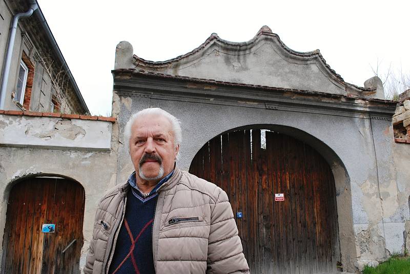 František Habarta už dvanáct let svépomocí opravuje bývalou selskou usedlost ve vísce Chanov u Obrnic a čelí zlodějům, kteří mu nemovitost vykrádají.