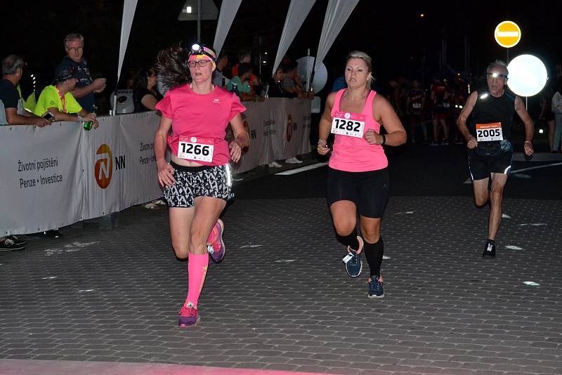 Ze zážitkového nočního běhu Night Run, který se uskutečnil v sobotu v Mostě.