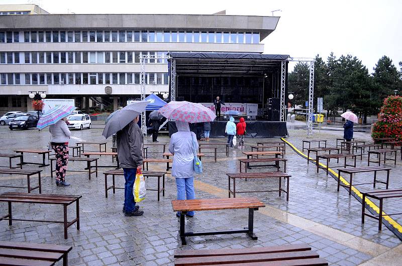 Pršelo jako z konve, ale dámy z litvínovského klubu seniorů neváhaly. V sobotu 26. září přijely na náměstí do Mostu a na podiu udělaly módní přehlídku.