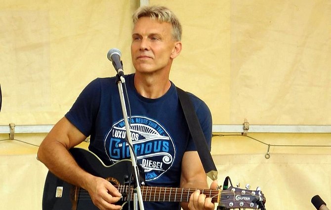 Mezi vystupujícími na oslavách 695 let obce Bečov bude také zpěvák Martin Maxa.
