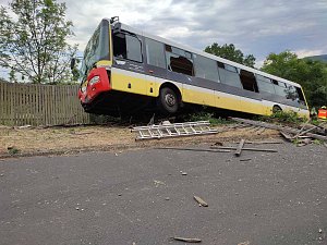 Při nehodě autobusu v litvínovském Janově se zranilo osm lidí. Jedno dítě vážně.