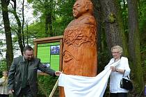 V květnu 2015 byla Vojtěchu Tesařovi odhalena dřevěná socha.