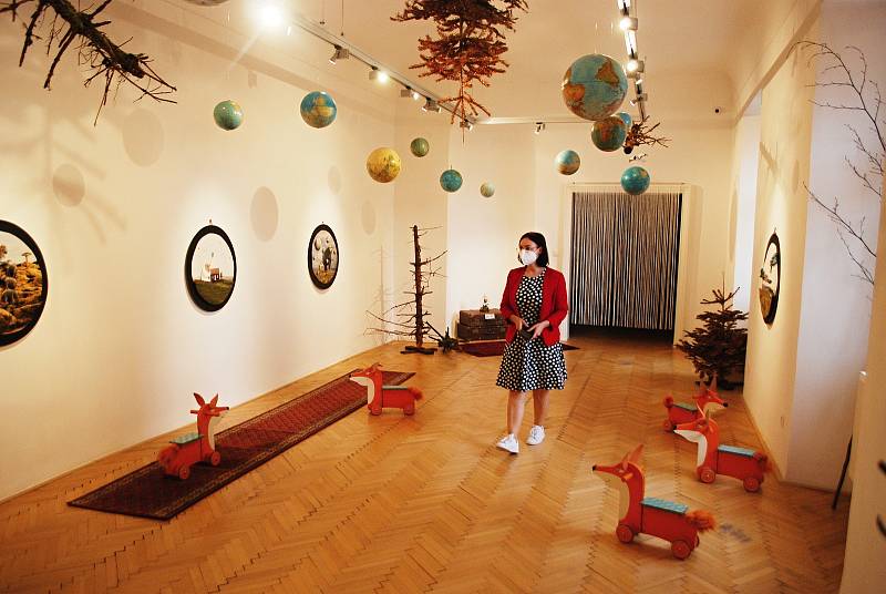Eliška Podzimková instalovala na Zámku Valdštejnů interaktivní výstavu Malý princ. Lidé mohou s pomocí mobilu animovat ilustrace na zdi.